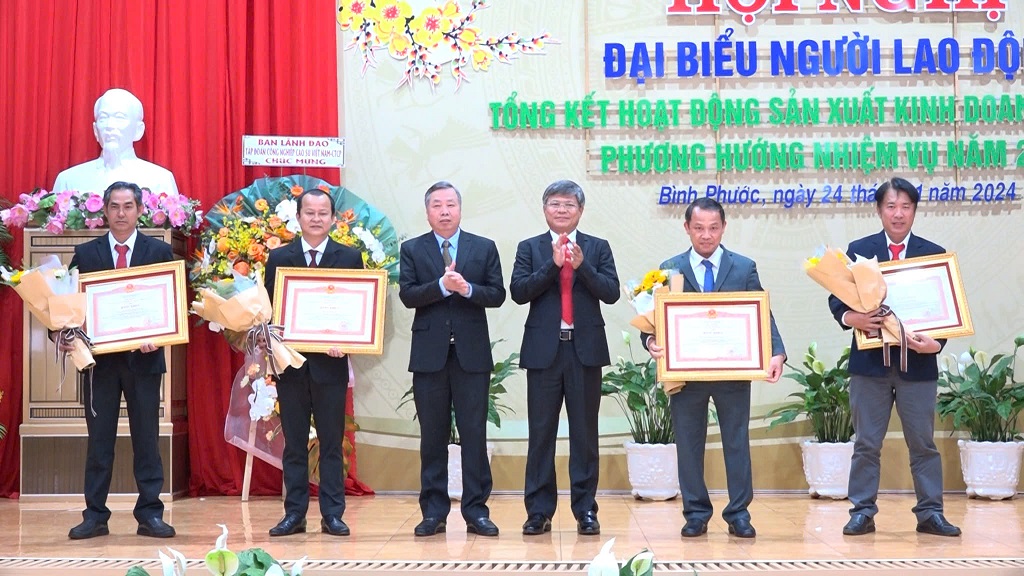 Hơn 50 năm Cao su Lộc Ninh phát triển kinh tế vùng biên giới